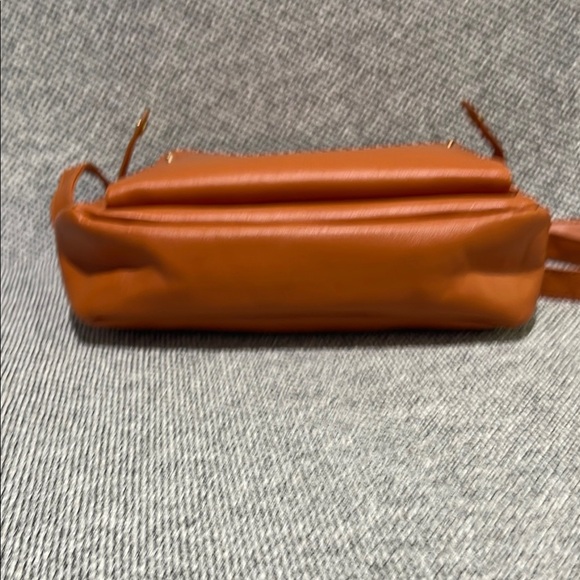 Elegant Tan Leather Bag - Picture 12 of 15